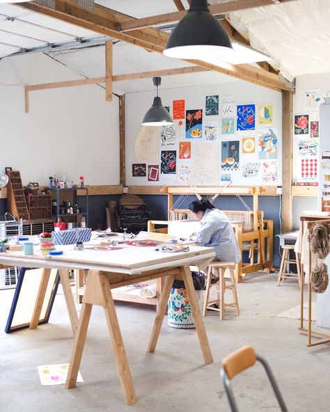 Artist Workshop Studio, Community Art Space, Japanese Art Studio, Textile Workshop, Art Rooms, Art Studio Aesthetic, Atelier Ideas, Japanese Living Room, Senior Living Facilities