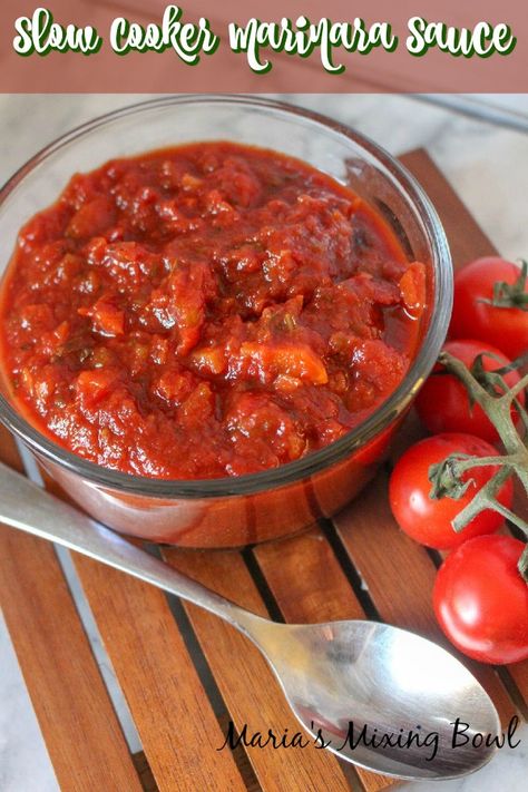 Slow Cooker Marinara Sauce that cooks all day and has ahh-mazing rich flavor! So easy to make in the crockpot and tastes better than anything you could buy at the store! Slow Cooker Marinara Fresh Tomatoes, Slow Cooker Pasta Sauce Fresh Tomatoes, Slow Cooker Marinara, Slow Cooker Pasta Sauce, Balance Workouts, Carb Loading, Marinara Recipe, Pasta Easy, Fresh Tomato Recipes