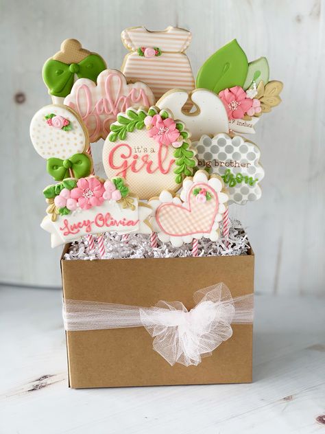 Baby Girl Cookie Bouquet Cookie Bouquet Ideas, Cookies On Sticks, Sugar Cookie Bouquet, Birthday Cookie Bouquet, Cookies Bouquet, Cookie Arrangements, Bouquet Basket, Cookie Basket, Cookie Bouquets