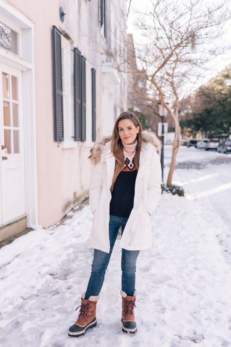 10 Cute Snow Day Outfits for Winter Weather — bows & sequins Black Coat Outfit Winter, Snow Boots Outfit, White Parka, Black Coat Outfit, Parka Outfit, Snow Day Outfit, Chop Recipes, Winter Outfits Warm, Trendy Outfits Winter