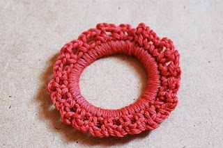 Crochet hair elastic Funky Hair Accessories, Scrunchie Tutorial, Crochet Pony, Foundation Half Double Crochet, How To Make Scrunchies, Crochet Earrings Pattern, Crochet Hair Accessories, Crochet Fabric, Crochet Hair