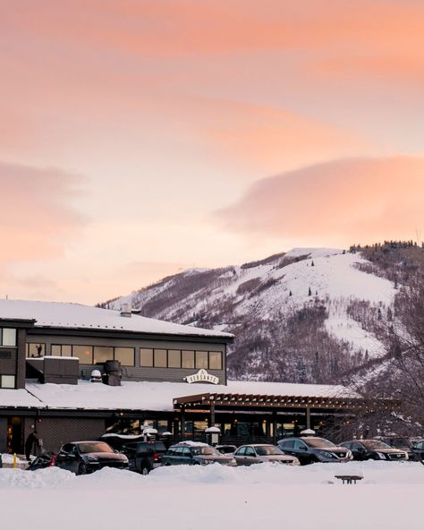 One of the activities our snow travel experts absolutely love doing when visiting Utah is going on a SKI ROAD TRIP 🚗 combining a ski escapade in Park City and then exploring the beauty of the nearby national parks ⛰️ After hitting the slopes ⛷️, you can explore the beauty of Bryce Canyon and Zion with activities like hiking, photography, and stargazing. For an extra thrill, add a stop in Las Vegas to your itinerary for some post-ski fun. Check out the itinerary ⬆️⬆️⬆️ If you want to learn ... Snow Travel, Visit Utah, Hiking Photography, Snow Trip, Bryce Canyon, Park City, Utah, Las Vegas, Skiing