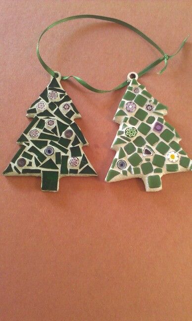 Synthias mosaic Christmas Tree ornaments. Mosaic Christmas Trees, Mosaic Christmas Tree Ideas, Mosaic Christmas Tree Ornaments, Mosaic Christmas Ornaments, Mosaic Christmas Tree, Mosaic Workshop, Mosaic Ornaments, Mosaic Christmas, 4h Ideas