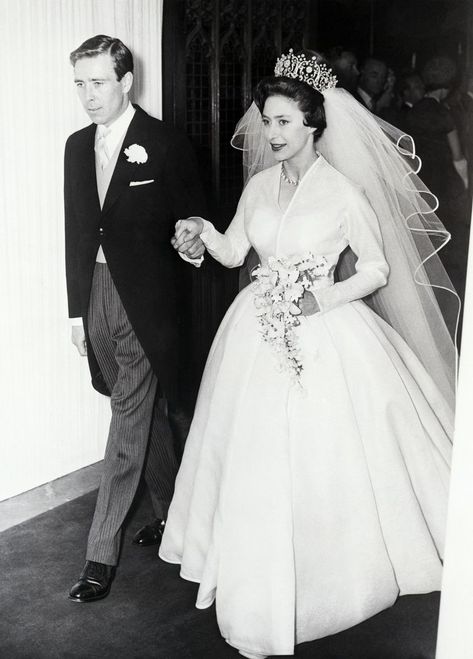 Princess Margaret Wedding, Poltimore Tiara, Princesa Margaret, Lady Sarah Chatto, Princesa Elizabeth, Reine Elizabeth, Royal Wedding Dress, Royal Brides, Sarah Ferguson