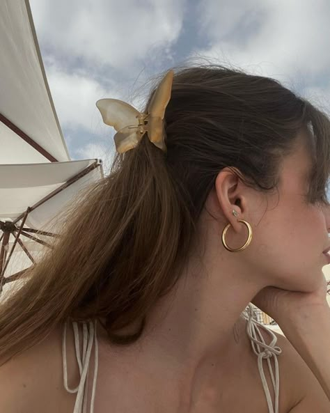 Naomi Westfield, Cottagecore Pfp, Butterfly Hair Clips, Selfie Poses Instagram, Pfp Aesthetic, Butterfly Hair Clip, Aesthetic Women, Cute Couple Selfies, Butterfly Hair