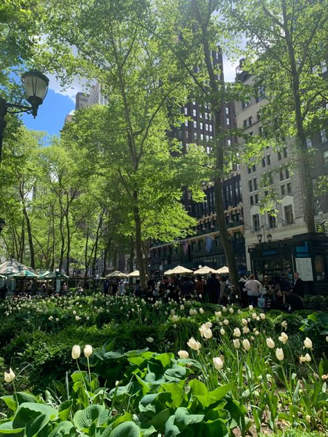 City Garden Aesthetic, Nyc Garden, New York Garden, Downtown Vibes, Nyc Dream, Aesthetic Downtown, Park Aesthetic, Plant Texture, City Flowers