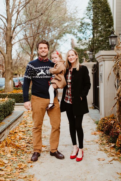 Classic Christmas Family Photos, Pink And Red Family Photo Outfits, Preppy Family Photo Outfits, Family Holiday Card Outfit Ideas, Christmas Matching Outfits Family Photos, Preppy Family Photos, Holiday Photoshoot Family Outfits, Family Holiday Photos Outfits, Preppy Holiday Outfit