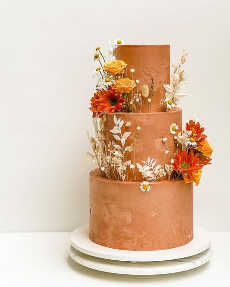 Southwestern Wedding Cake, Lila Cake, Orange Wedding Cake, Southwestern Wedding, Colorful Wedding Cakes, Decoration Evenementielle, Wedding Table Designs, Floral Wedding Cake, Fall Cakes