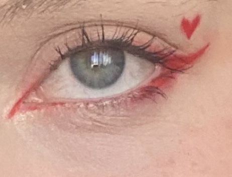 Red Easy Makeup, Red Eyeliner Waterline, Red Taylor Swift Makeup Ideas, Eras Tour Makeup Ideas Red, Red Under Eyeliner, Taylor Swift Red Makeup, Red Taylor Swift Makeup, Red Simple Makeup, Red Waterline Makeup