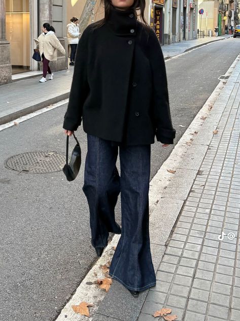 Day Time Winter Outfit, Ny Fashion Week Outfits, Minimalistic Outfits Aesthetic, Black Waist Coat Outfit Women, Winter Flats Outfit, Timeless Minimalist Fashion, Spring Outfits City, Easy To Recreate Outfits, Museum Curator Outfit