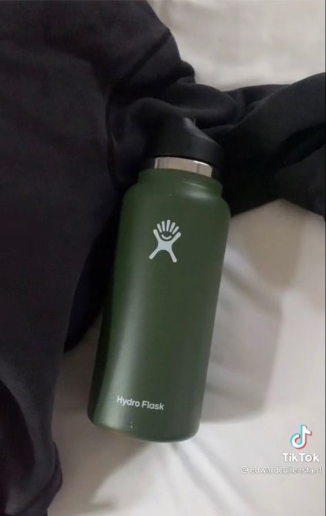 Dark Green Hydro Flask, Black Hydro Flask Aesthetic, Sage Green Hydroflask, Olive Hydroflask, Green Water Bottle Aesthetic, Green Hydro Flask, Green Hydroflask, Hydro Flask Aesthetic, Flask Aesthetic