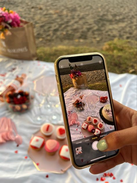 Galentines Picnic Aesthetic, Valentines Day Instagram Pictures, Galentines Picnic, Instagram Pictures Aesthetic, Valentines Day Instagram, Valentines Theme Party, Selfie Phone, Valentines Theme, Food Picnic