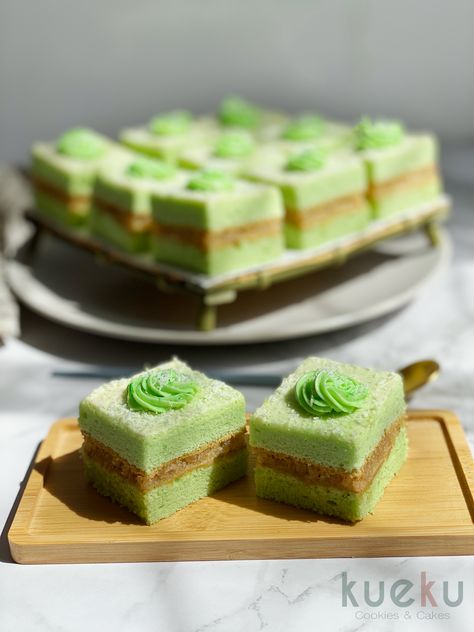 Light Buttercream Frosting, Pandan Layer Cake, Pandan Cake, Coconut Filling, Fluffy Light, Dessert Table Decor, Catering Ideas Food, Palm Sugar, Catering Ideas