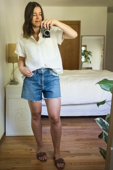 Heat Wave Capsule Wardrobe: 13 Items x 15 Outfit Ideas - Seasons + Salt Neutral Outfits Spring, Celebrity Style Men, Comfortable Summer Outfits, Hot Weather Outfits, Body Decor, Pretty Shorts, Shorts Fashion, Glad Rags