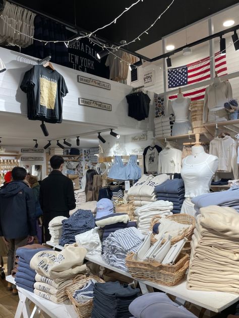 London Brandy Melville, Brandy Melville Shop, Brandy Hoodies, Brandy Melville London, Brandy Melville Outfits Aesthetic, Brandy Aesthetic, Downtown Lifestyle, Brandy Girl, Brandy Fits