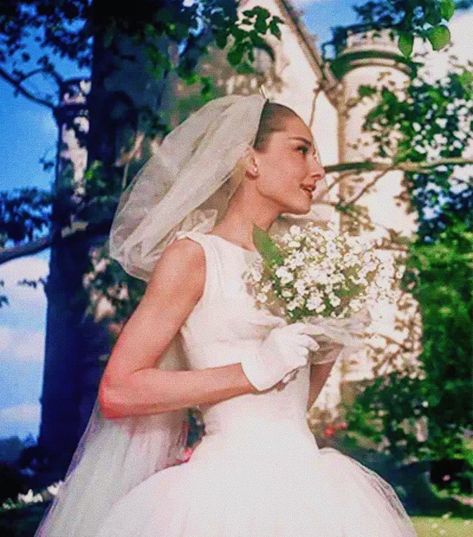 Audrey Hepburn Wedding Aesthetic, Funny Face Wedding Dress, Audrey Hepburn Wedding, Audrey Hepburn Funny Face, Wedding Dress And Veil, Aubrey Hepburn, Audrey Hepburn Style, Fred Astaire, Funny Face