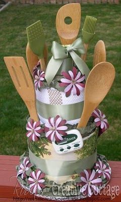 Bridal shower gifts Towel Cake, Towel Cakes, Cadeau Diy, Crafty Gifts, Bridal Shower Gifts, Cooking Utensils, Shower Gifts, Homemade Gifts, Creative Gifts