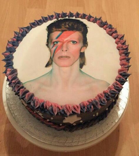 David Bowie Cake, Bowie Birthday, David Bowie Birthday, 70s Rock Bands, Moonage Daydream, Cake Day, Robert Smith, Simple Birthday Cake, Queen Band