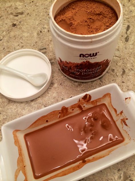 Moroccan Red Clay Powder Mask Review and Benefits Red Clay Mask, Clay Mask Benefits, Clay Mask Recipe, Diy Clay Mask, Moroccan Clay, Healthy Face, Homemade Makeup, Clay Soap, Skin Care Items