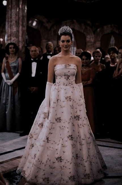 The Aftermath Movie Dress, Famous Movie Dresses, Anne Hathaway Princess Diaries Outfits, Princess Diaries Wedding Dress, Movie Dresses, Fashion Dresses Formal, Vintage Hollywood Glamour, Princess Dress Up, Princess Diaries