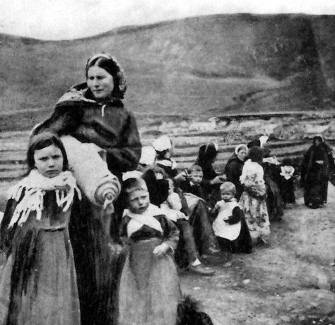 Tour Scotland Photographs: Old Photograph Children St Kilda Outer Hebrides Highland Clearances, St Kilda Scotland, Marion Woodman, Scotland People, St Margaret Of Scotland, Hebrides Scotland, Scottish Women, Tour Scotland, Vintage Scotland