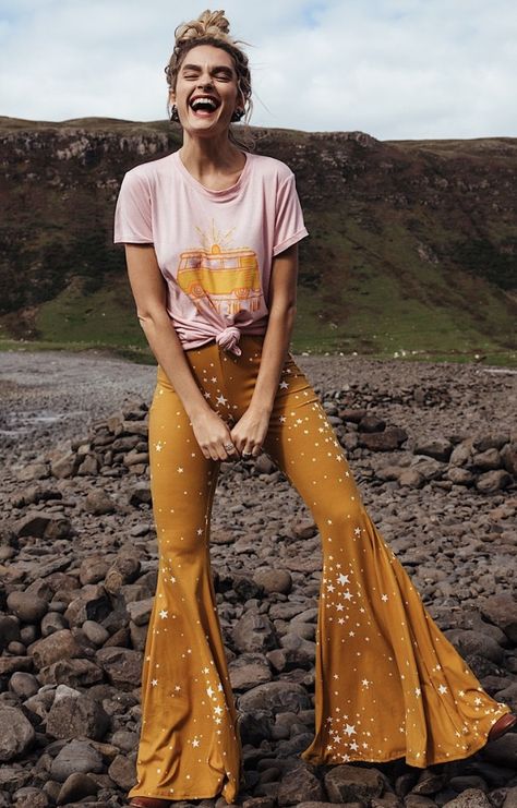 Bell Bottoms Outfit, Look Festival, 70s Inspired Fashion, Estilo Hippie, Hippie Pants, Dream Outfits, Hippie Outfits, Vintage Vibe, Bell Bottom