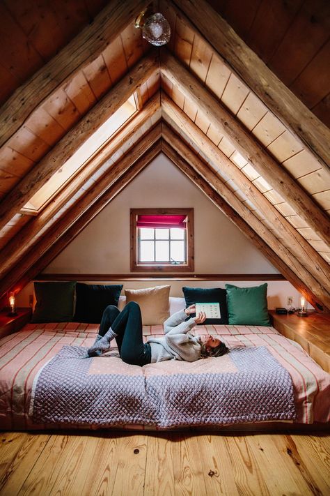 Attic Bedroom Designs, Attic Loft, Rustic Bedroom Decor, Attic Design, Attic Bedrooms, Attic Renovation, Attic Bedroom, A Frame Cabin, Attic Rooms