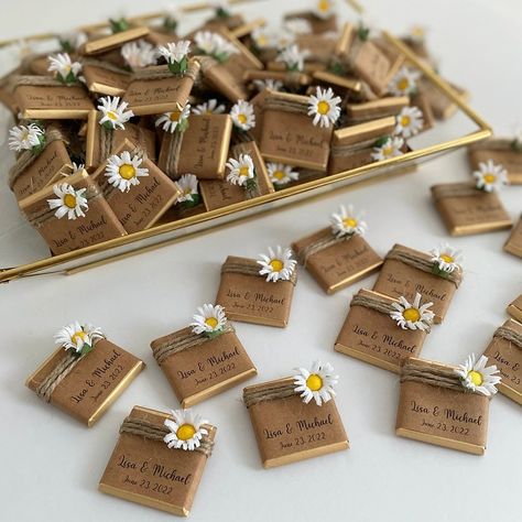 Daisy Wedding Favors, Daisy Favors, Useful Wedding Favors For Guests, Wedding Gift Guest, Wedding Favors Chocolate, Daisies Wedding, Customized Chocolate, Unusual Wedding Favours, Diy Wedding Favors Cheap