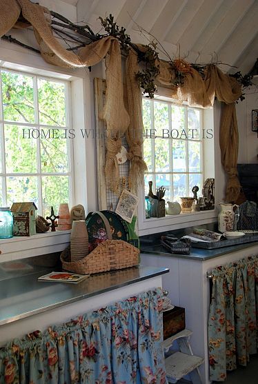 burlap. LOVE the style of this kitchen, and curtains for doors. Sheek Decor, Burlap Window Treatments, Camera Shabby Chic, Bedroom Chic, Takken Decor, Chic Bed, Chic Kitchen Decor, Shabby Chic Bedroom Furniture, Shabby Chic Chairs