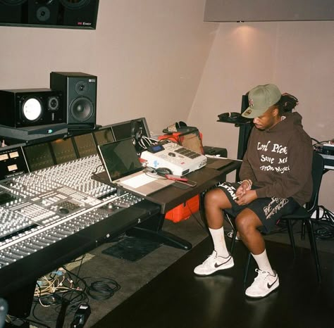 Rappers In Studio Aesthetic, Rapper Studio Aesthetic, Music Studio Photoshoot, Music Producer Aesthetic, Rap Studio, Old School Aesthetic, Socks Nike, Metro Boomin, Music Museum