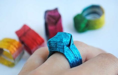 como fazer anel de origami para seu amor no dia dos namorados Origami Ring, Make Rings, Vika Papper, Paper Rings, Kids Origami, Japanese Stuff, Origami And Kirigami, Folding Origami, Paper Ring