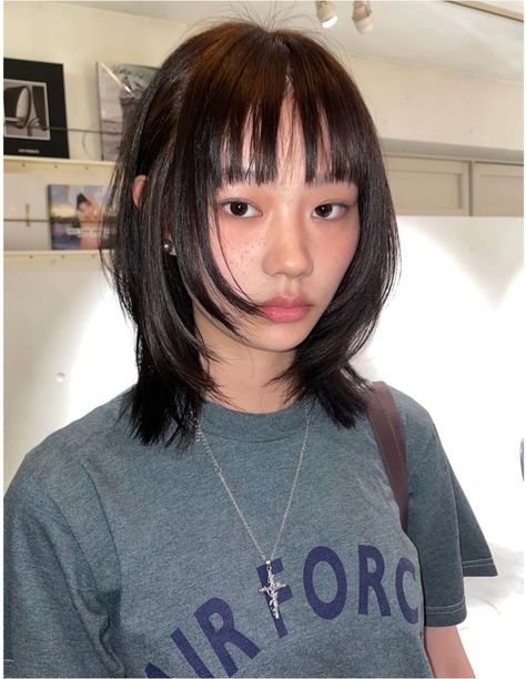 Hair Inspo Short Bangs, Korean Layered Short Hair, Wolfcut Asian Hair, Short Choppy Black Hair, Wispy Layered Bob, Wolf Haircut Medium Hair, Japanese Hairstyle Bangs, Layered Short Medium Hair, Styling Straight Bangs