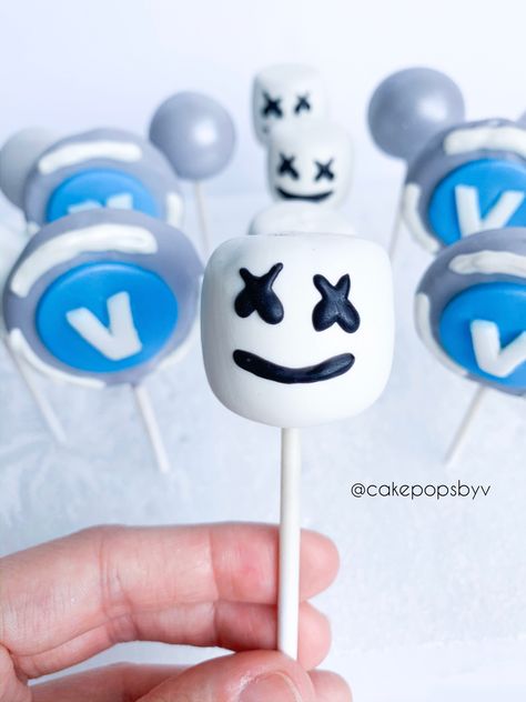 Fortnite Marshmello cakepops #cakepopsbyv #cakepops #jars #dessertjars #desserttable #chocolate #mousse #party #cakesicles #pretzels #cake #cupcakes #event #wedding #smallbusiness #fortnite #birthday Marshmello Dessert, Fortnight Party Food, Cake Pops Fortnite, Marshmallow Fortnite Cake, Fortnite Treats Ideas, Marshmallow Fortnite, Fortnite Snacks, Fortnite Cake Pops, Fortnite Cakepops