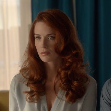 Ginger Actresses, Redhead Hair Color, Bridget Regan, Kelly Lebrock, Ginger Women, Jane The Virgin, Middle Aged Women, Auburn Hair, Ginger Hair