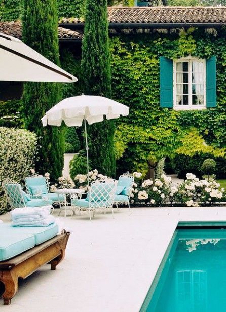 Ask Maria: Help! Should my Carpet be Dark or Light Outside? Moderne Pools, House Of Turquoise, Mid Summer, Design Exterior, Garden Pool, Summer Inspiration, Green House, Patio Umbrellas, Outdoor Oasis