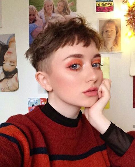 - ̗̀ 𝘴𝘢𝘪𝘵𝘩 𝘮𝘺 𝘩𝘦 𝘈 𝘳𝘵  ̖́- Unique Pixie Cuts, Short Hair Side Shave, Short Enby Hair, Short Pixie With Undercut, Pixie Shaved Sides, Short Hair Shaved Sides, Half Shaved Head Hairstyle, Punk Hairstyles, Side Shave