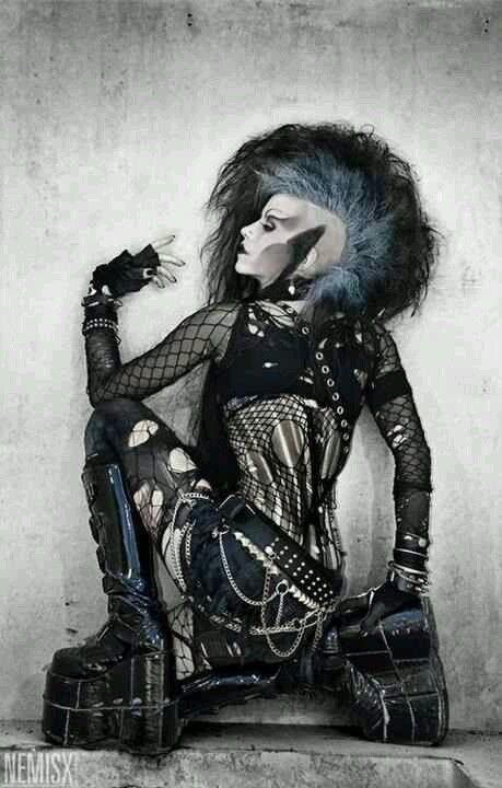 I love it so much I don't even know what to say...!!!!! Unusual Aesthetic, Deathrock Fashion, Razor Candi, Types Of Goth, Gothic Hair, Odd Fashion, Modern Goth, Dark Punk, Gothic Ideas