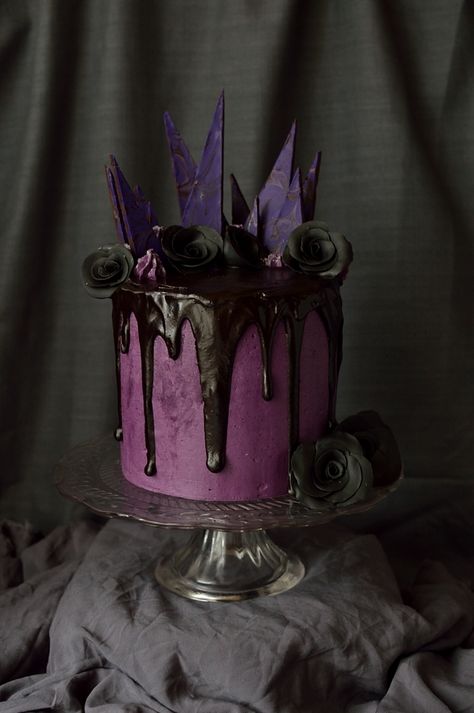 Chocolate Blackberry Elegantly Gothic Halloween Cake - Domestic Gothess Gothic Cakes, Pumpkin Patch Cake, Halloween Cake Ideas, Halloween Cakes Easy, Gothic Cake, Witch Cake, Spooky Cake, Zombie Cake, Halloween Cake Decorating