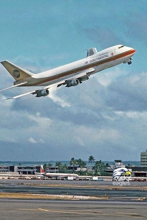 Continental Airlines Aeroplane Aesthetic, Honolulu Airport, Aviation Pictures, Airplane Hangar, On The Wings Of Love, Plane Photography, Continental Airlines, Aircraft Images, Airplane Drawing