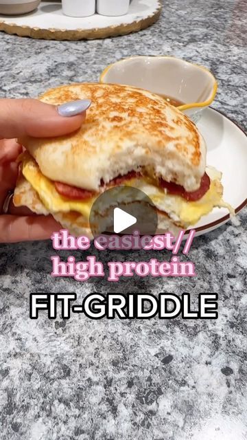 MaKayla Kim Thomas on Instagram: "A high protein, low carb breakfast you can grab + go (and actually enjoy) all week 💪🏼  I’ll be honest I’m typically NOT a fan of normal protein pancakes, but these are so easy and so fluffy, just trust 😋  When you’re ready to get all my recipes in ONE spot (and crush your goals)👉🏼 makaylathomas.com" Low Calorie High Protein Breakfast Sandwich, High Protein Mcgriddle, High Protein Breakfast Recipe, Healthy Mcgriddle Recipe, Easy High Protein Low Carb Recipes, Makayla Thomas Breakfast, Mikayla Thomas Fit Recipes Breakfast, Makayla Thomas Breakfast Recipes, High Protein Quick Breakfast