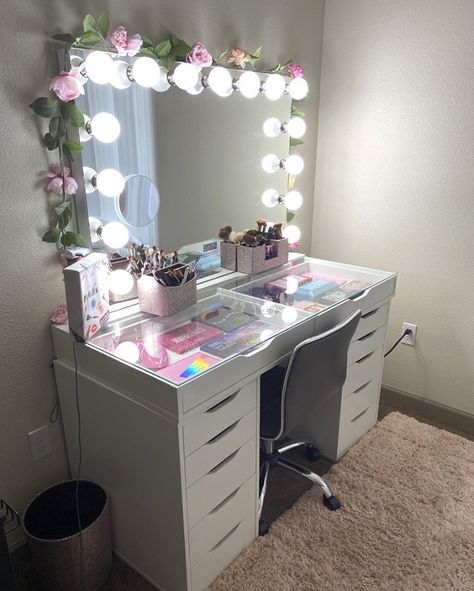 Aesthetic Bedroom Ideas Pink, Classic Vanity, 90s Bedroom, Hollywood Premiere, Glam Design, Dressing Room Decor, Instagram Roses, Luxury Room Bedroom, Impressions Vanity