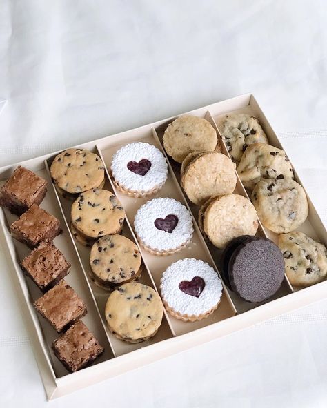 Assorted Cookie Box Ideas, Baked Goods Box Ideas, Christmas Alfajores, Box Dulces Ideas, Dessert Box Ideas, Cookie Box Ideas, Bake Business, Desserts To Go, Box Dulces