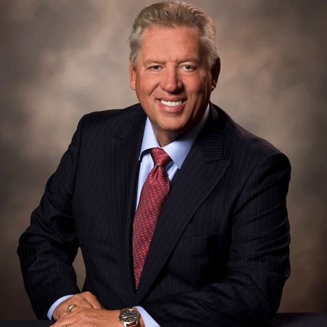 John Calvin Maxwell is an American author, speaker, and pastor who has written many books, primarily focusing on leadership. Titles include The 21 Irrefutable Laws of Leadership and The 21 Indispensable Qualities of a Leader. His books have sold millions of copies, with some on the New York Times Best Seller List. Qualities Of A Leader, Good Leadership Skills, Karen Kingsbury, John C Maxwell, John Calvin, Leadership Books, Best Authors, Gospel Message, John Maxwell