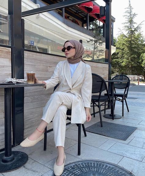 Fashion Blazer Outfits, Classy Elegant Outfits, Cover Wattpad, Muslim Outfits Casual, Muslim Fashion Hijab Outfits, Celana Jeans, Hijab Style Casual, Muslim Fashion Hijab, Office Outfits Women