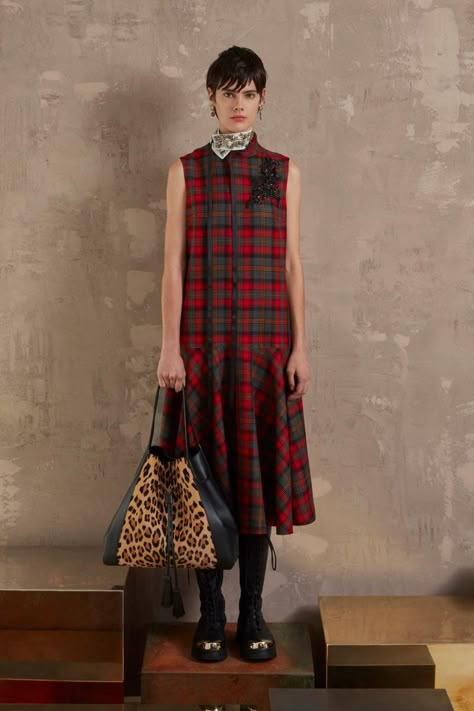 Tartan Fashion, High Fashion Photography, Plaid Outfits, Tartan Dress, Fashion Photography Editorial, Plaid Fashion, Clothes Horse, 가을 패션, Fashion Show Collection