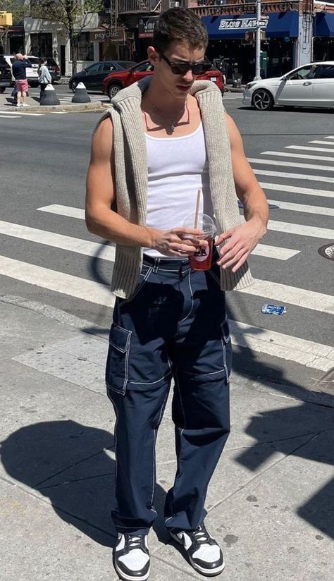 How To Style Tank Tops, Model Off Duty Outfits, Outfit Cool, Off Duty Outfits, Models Off Duty Style, Spring Outfits Men, Street Style Outfits Men, Street Fashion Men Streetwear, Guys Clothing Styles