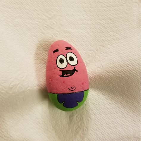 Patrick Rock Painting, Rock Painting Ideas Spongebob, Patrick Star Rock Painting, Plankton Rock Painting, Pebble Painting Ideas Creative, Spongebob Rock Painting, Hand Painted Rocks Ideas, Diy Rock Art, Spongebob Patrick