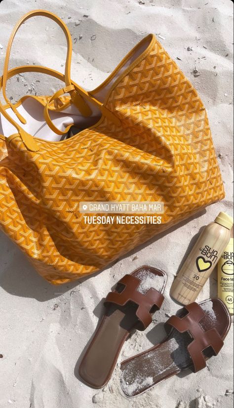 Goyard Beach Bag, Yellow Goyard Tote, Goyard Tote Aesthetic, Black Goyard Tote, Blue Goyard Tote, Yellow Fall Outfits, Green Goyard Tote, Goyard Bag Outfit, Spring Outfits Capsule Wardrobe