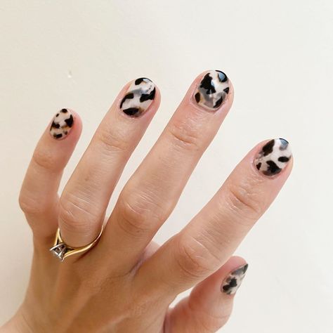 Nail Artist on Instagram: “Been wanting to try this new trend for a while...and I fricking love blonde tortoise shell! Amazing summer take on the standard tortoise…” White Tortoise Nails, Blonde Tortoise Nails, White Tortoise Shell Nails, Tortoise Shell Nails With Neon, Light Tortoise Shell Nails, Blonde Tortoise Shell Nails, Brown Cow Nails, Tortoise Nails, Tortoise Shell Nails