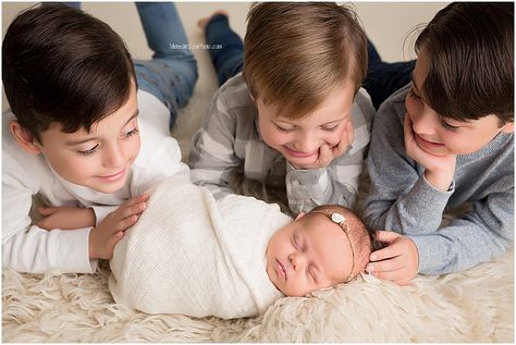 newborn posing with 3 siblings New Born Baby Girl Photoshooting With Siblings, Newborn Photography 4 Siblings, Newborn Family Photos Sibling Big Brothers, Newborn Photos With 3 Siblings, Brother Sister Photography, Sibling Pics, Newborn Photo Pose, Rugs Nursery, 3 Siblings